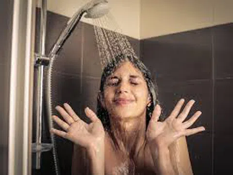 Những bệnh nguy hiểm tiềm ẩn không ngờ đến khi tắm vòi sen